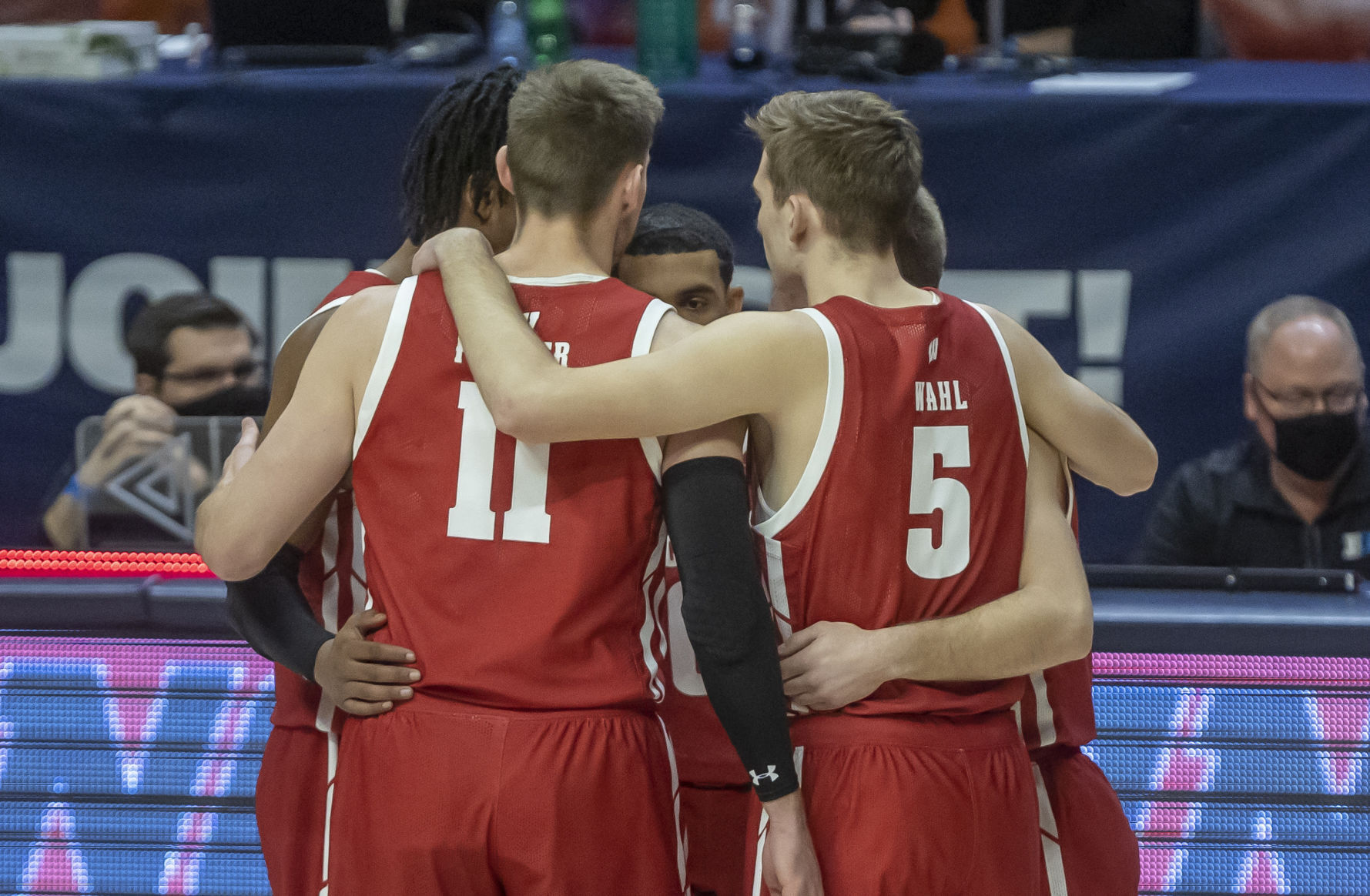 Illinois 75, UW 60
